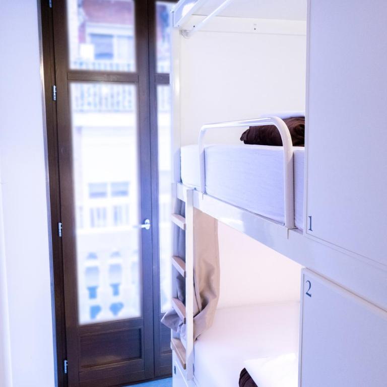 Black Swan Hostel Granada - Bed in 10-Bed Female Dormitory Room - 7