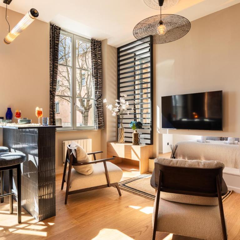 HOST INN NEAT SUITE - One-Bedroom Apartment with Spa Bath - 9