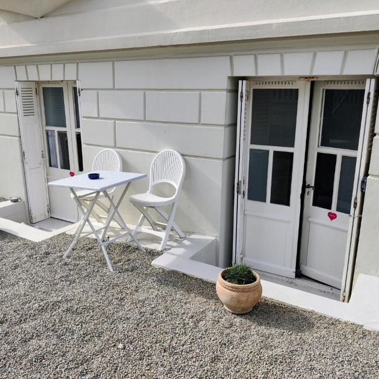 LA PLAYA Grand Studio avec espace nuit et parking privatif - 40 mètres de la Promenade Marcel Proust - Appartamento con 1 Camera da Letto - 17