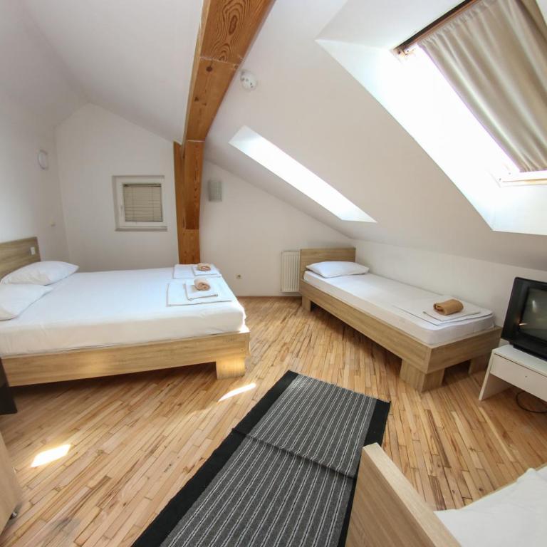 Hotel Hayat - Economy Quadruple Room - 4