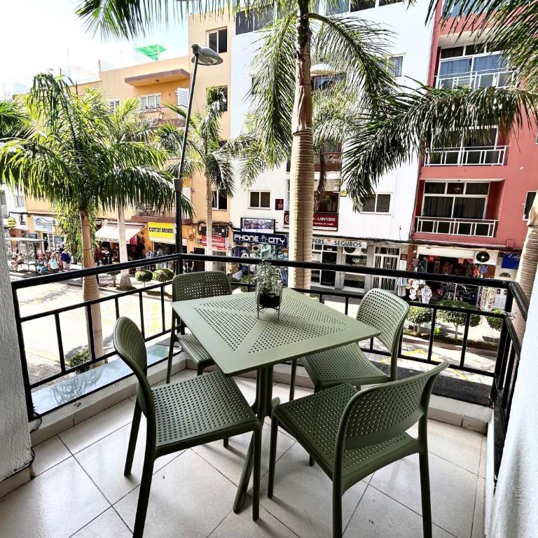 Beautiful, 2 double bedrooms apartment in Central Los Cristianos, 3 mins from the beach - Two-Bedroom Apartment - 1