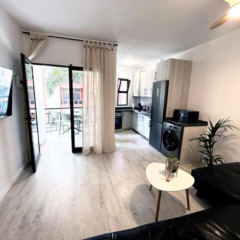 Beautiful, 2 double bedrooms apartment in Central Los Cristianos, 3 mins from the beach - Two-Bedroom Apartment - 3