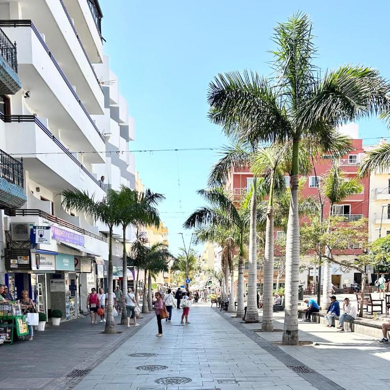 Beautiful, 2 double bedrooms apartment in Central Los Cristianos, 3 mins from the beach - Two-Bedroom Apartment - 17