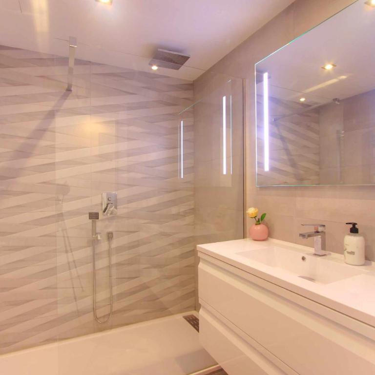 1093 modern beach apartment , huge terrace , bbq - Apartamento de 2 dormitorios - 17