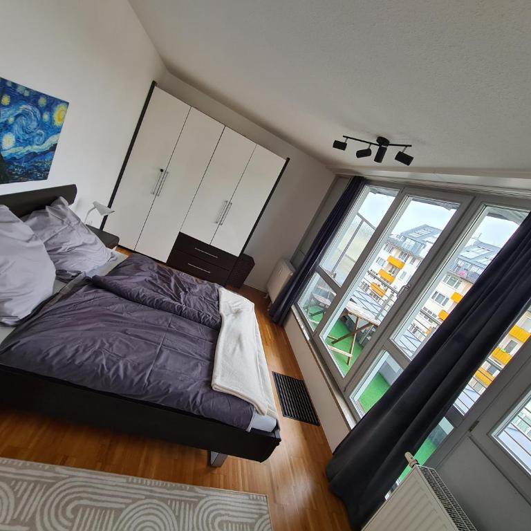 Rooftop Penthouse & Parking - up to 5 Pers - fast transit to Fair & Center - One-Bedroom Apartment - 8