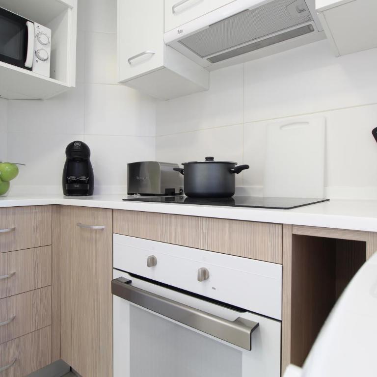 CATERINA PACÍFICO - Three-Bedroom Apartment with Balcony - 2