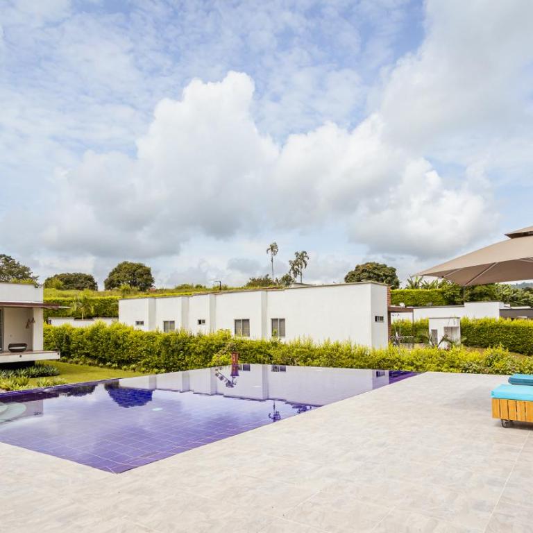 Hermosa casa campestre a 9 minutos de la ciudad - Villa - 3