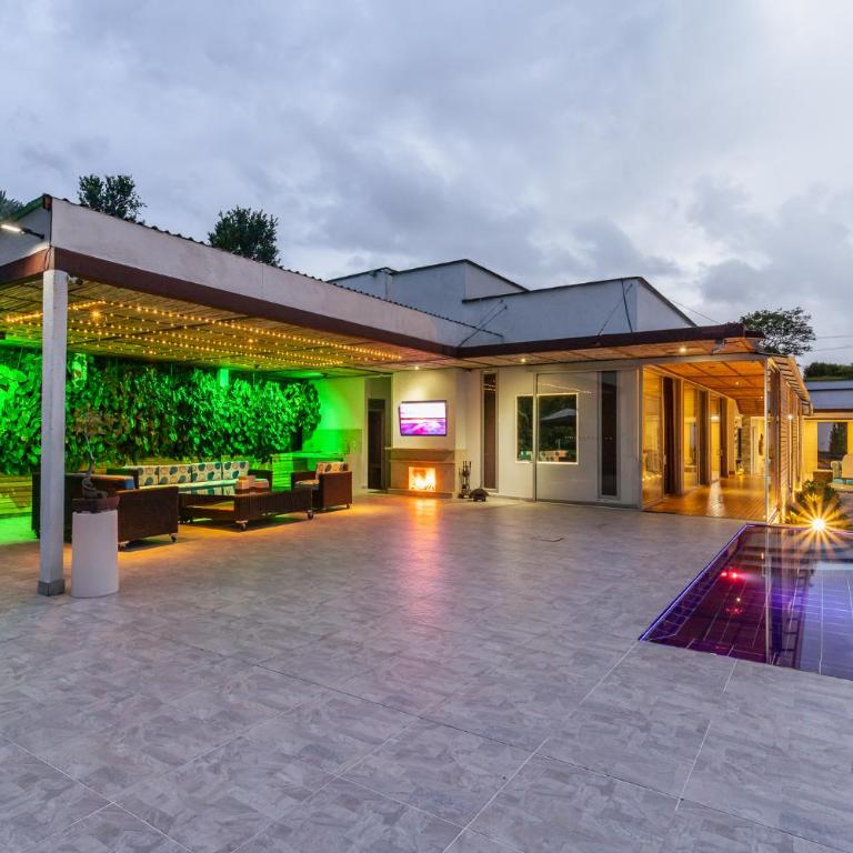 Hermosa casa campestre a 9 minutos de la ciudad - Villa - 9