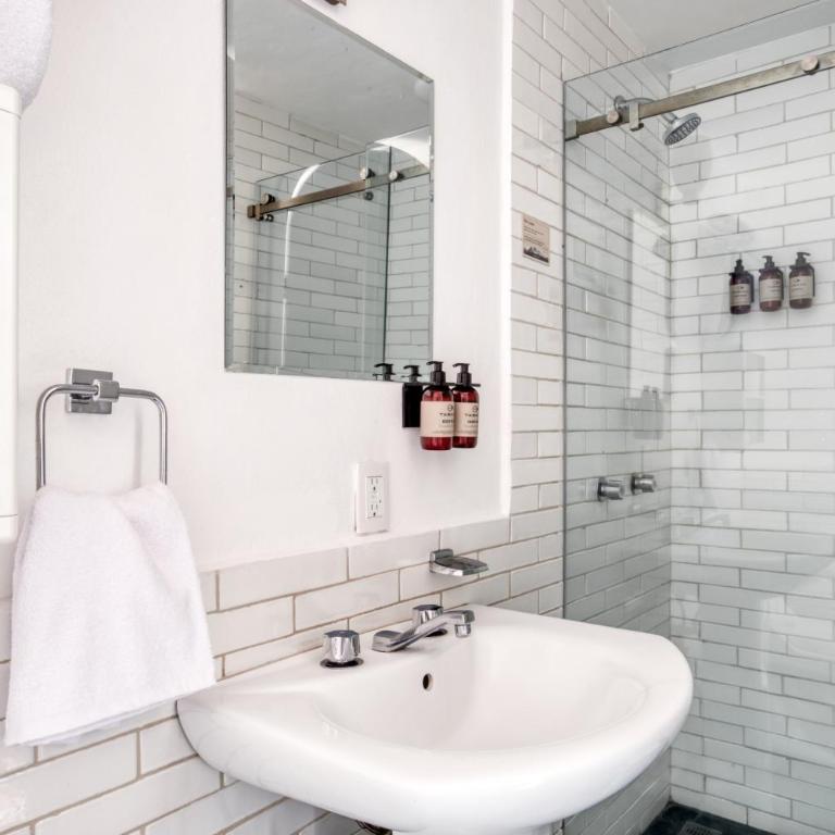 Santa Casa by Tasman - Deluxe Double Room - 7