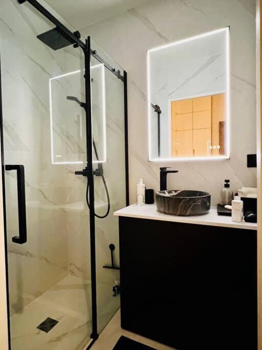Luxury 2BR, 300m from Eiffel Tower & Rue Cler area - Two-Bedroom Deluxe Apartment with Garden View - 8