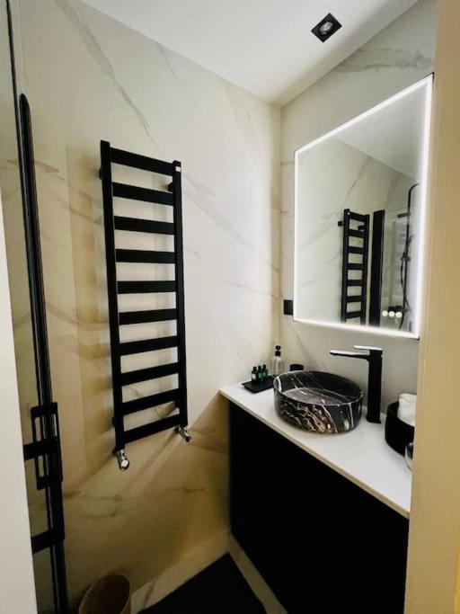 Luxury 2BR, 300m from Eiffel Tower & Rue Cler area - Two-Bedroom Deluxe Apartment with Garden View - 10