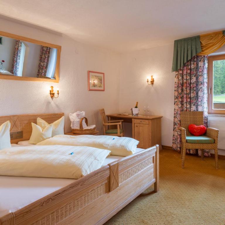 Hotel Hubertushof - Ihr Hotel mit Herz - Doppelzimmer mit Bergblick - 1