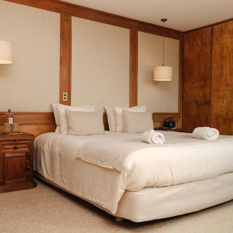 Lodge Parque Tepuhueico - Habitación con cama extragrande. - 1