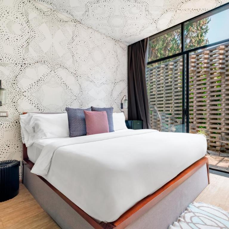 Pug Seal Polanco Allan Poe - Deluxe Room - 1