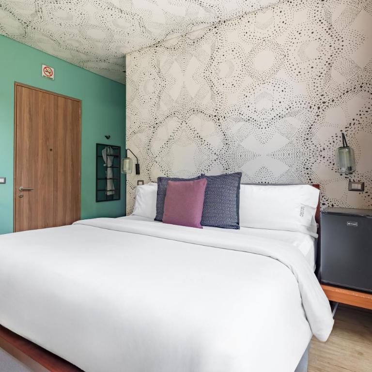 Pug Seal Polanco Allan Poe - Deluxe Room - 4