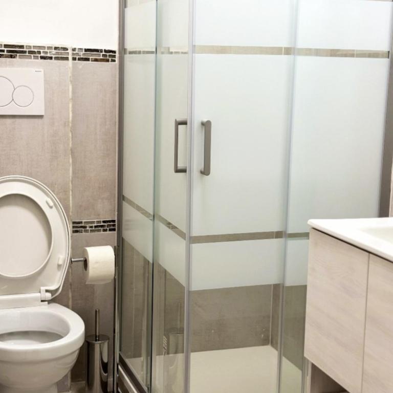 Ten Miles Guesthouse Roma - Camera Doppia con Letti Singoli Spaziosa - 5