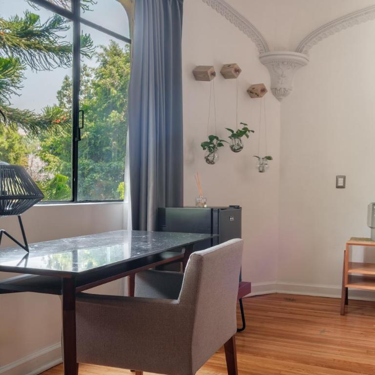 Pug Seal Polanco Allan Poe - Executive Suite One Bed - 1