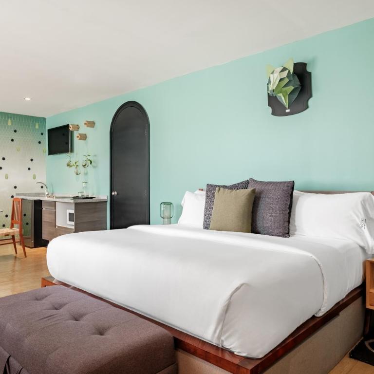 Pug Seal Polanco Allan Poe - Master Suite - 2