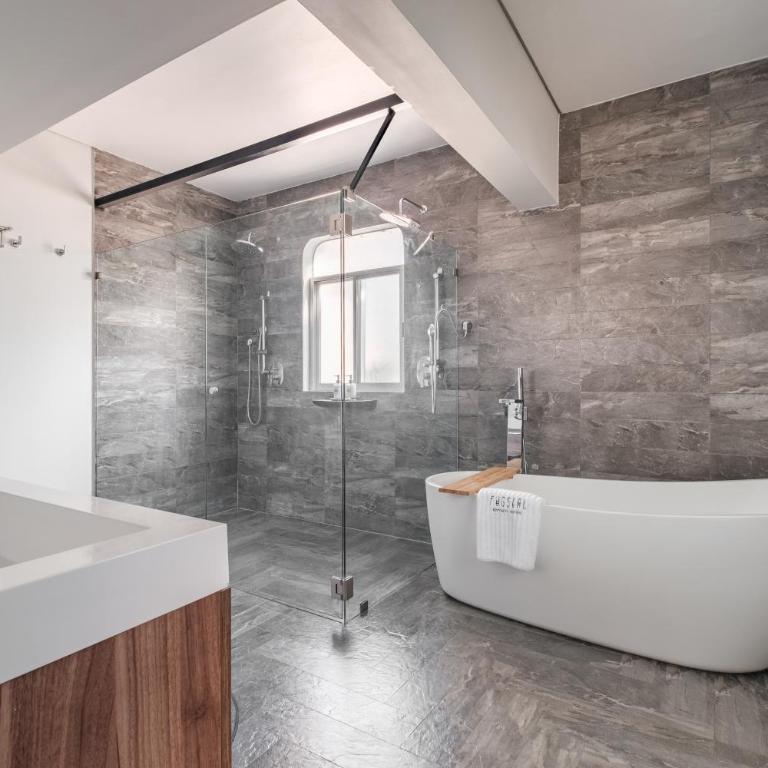 Pug Seal Polanco Allan Poe - Master Suite - 4