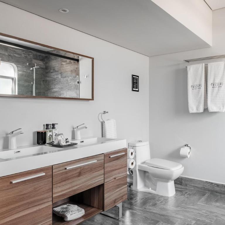 Pug Seal Polanco Allan Poe - Master Suite - 7