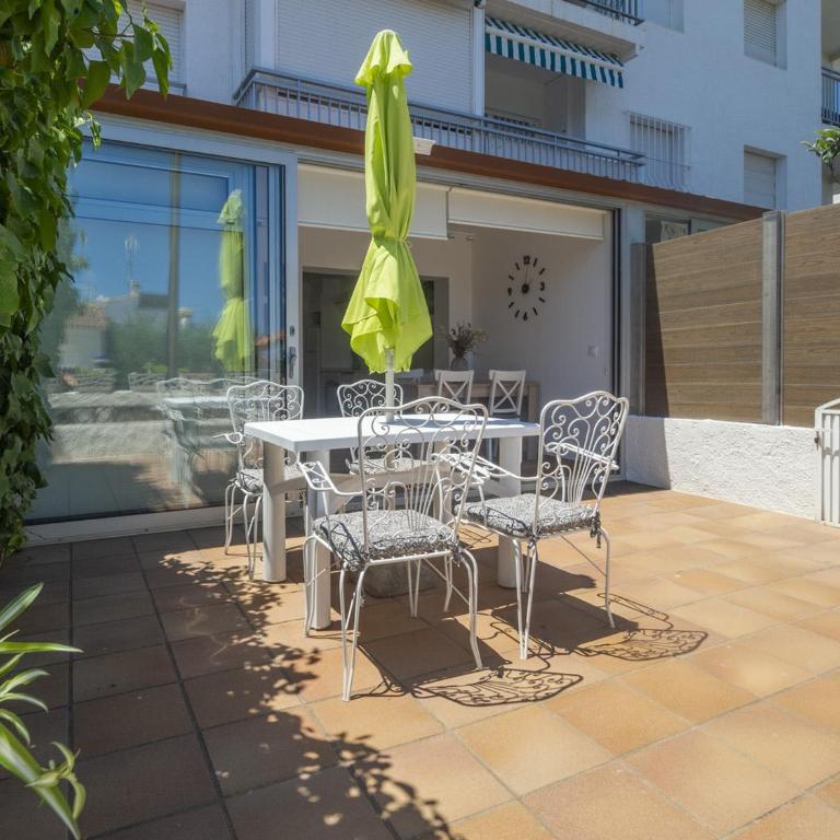 Encantador apartamento con terraza cerca de la playa - ES-325-29 - Apartment - 2