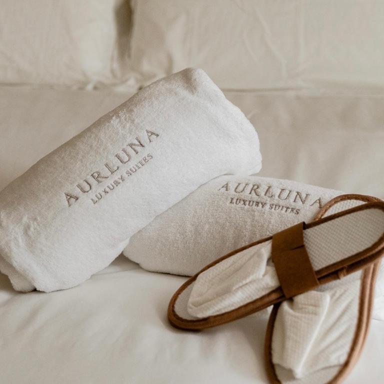 Aurluna Luxury Suites - Suite with Hot Tub - 34