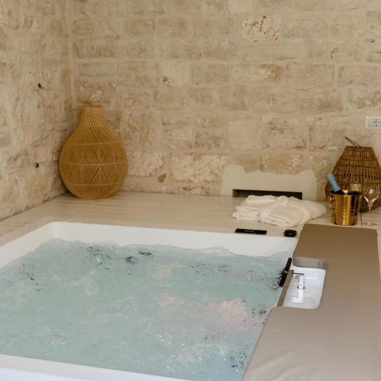 Aurluna Luxury Suites - Suite with Hot Tub - 35