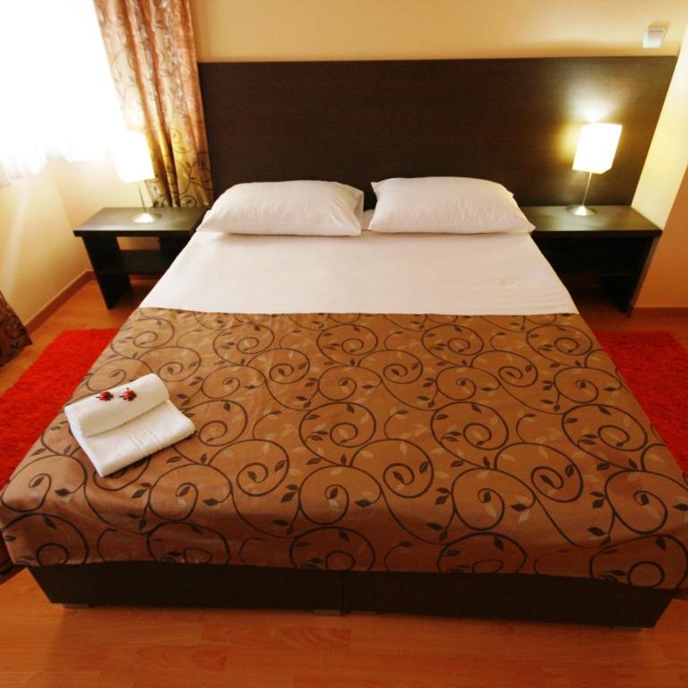 Hotel Divan - Standardna Dvokrevetna Soba sa Bračnim Krevetom/Zasebnim Krevetima - 34