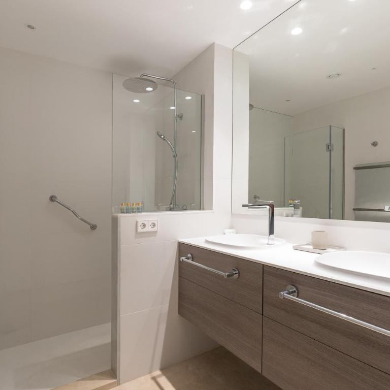 Lujoso Apartamento con piscina en Paseo Maritimo Marbella - Apartamento de 2 dormitorios - 10