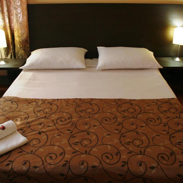 Hotel Divan - Standardna Dvokrevetna Soba sa Bračnim Krevetom/Zasebnim Krevetima - 4
