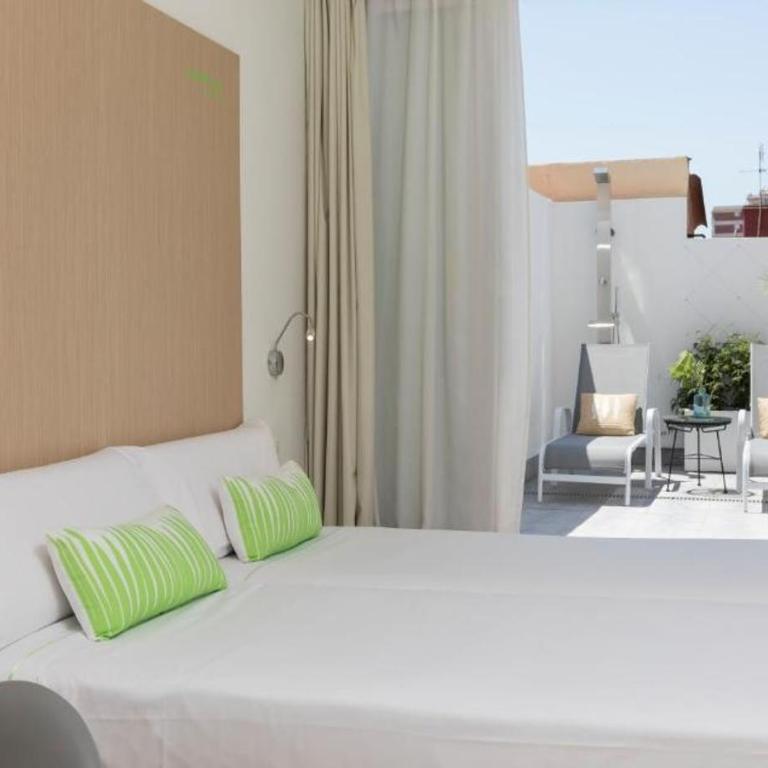 SmartRoom Barcelona - Superior Double or Twin Room with Terrace - 8