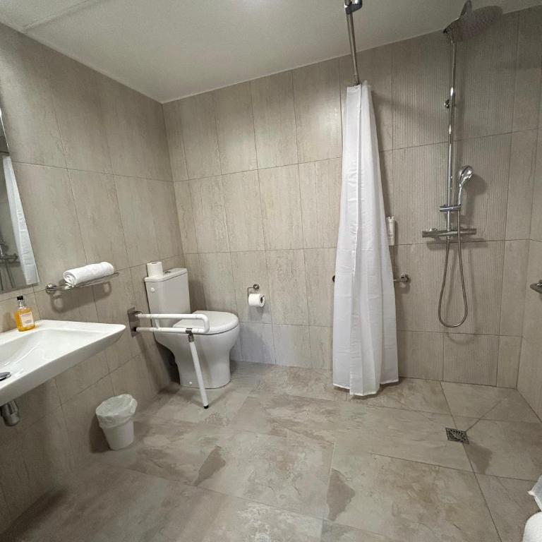 Logis Hotel De La Clape - Dreibettzimmer - barrierefrei - 2