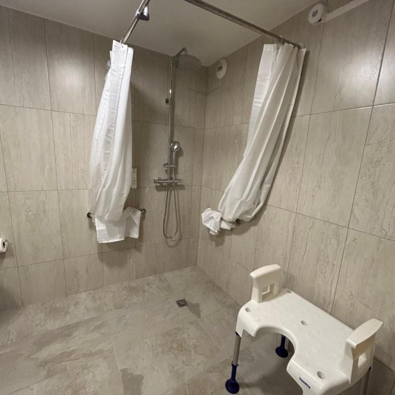 Logis Hotel De La Clape - Dreibettzimmer - barrierefrei - 4