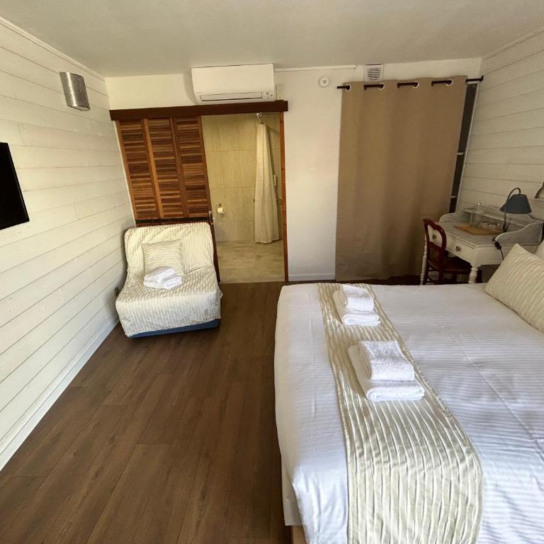 Logis Hotel De La Clape - Dreibettzimmer - barrierefrei - 5