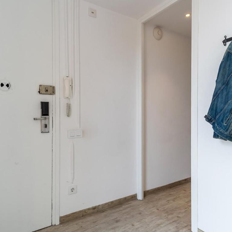 AB Nou de la Rambla - Three-Bedroom Apartment 1 - 15