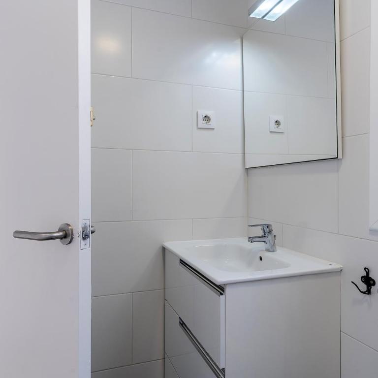 AB Nou de la Rambla - Three-Bedroom Apartment 1 - 19