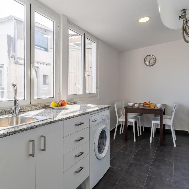 AB Nou de la Rambla - Three-Bedroom Apartment 1 - 13