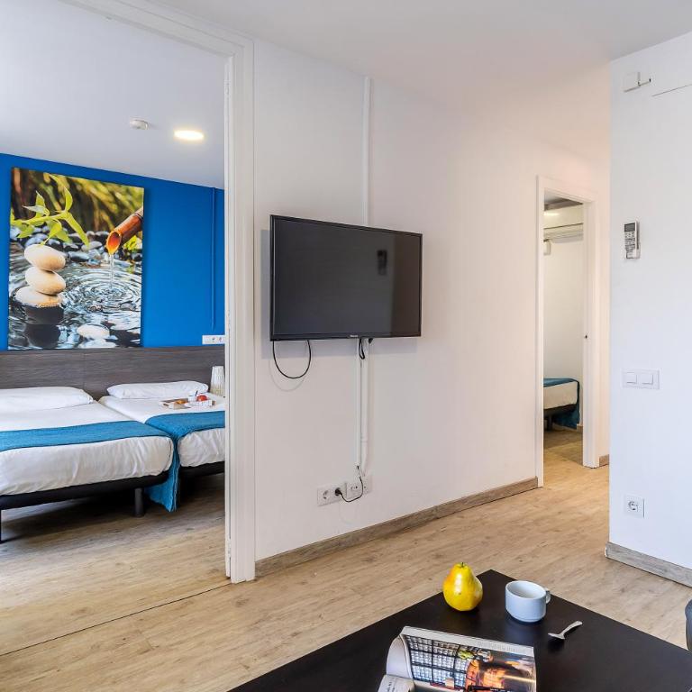 AB Nou de la Rambla - Three-Bedroom Apartment 1 - 8