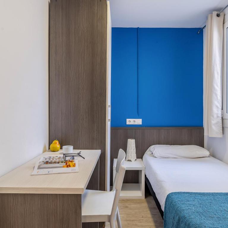 AB Nou de la Rambla - Three-Bedroom Apartment 1 - 2