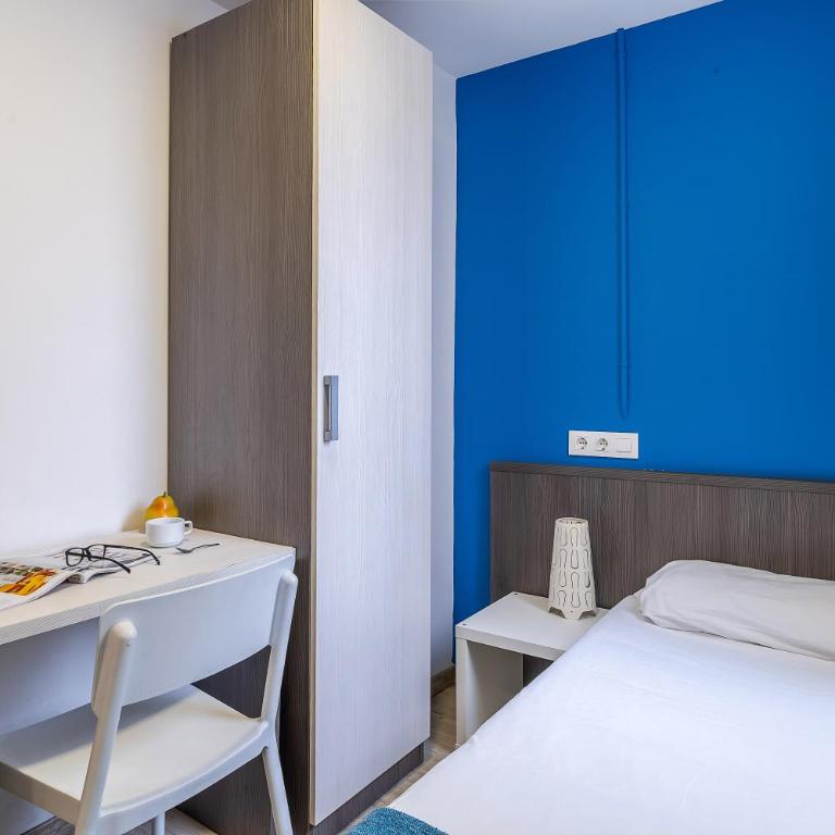 AB Nou de la Rambla - Three-Bedroom Apartment 1 - 1