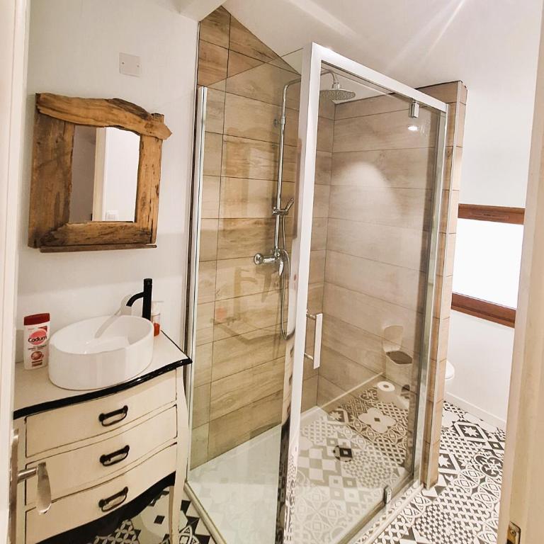 Casa Baia Hendaye - Chambre Double ou Lits Jumeaux avec Salle de Bains Privative Externe - 3