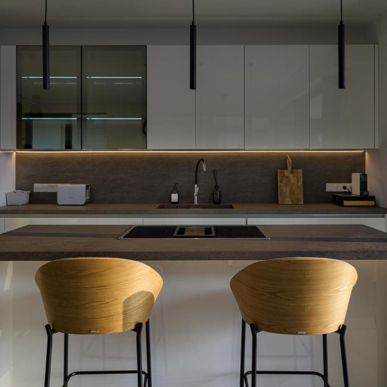 SalvatoreHomes - Luxury in the Centre of Bardolino with Private Jacuzzi & Direct Access to Infinity Pool - Casa Olivia - a 5 Star Luxury Collection at Lake Garda - Apartment with Pool View - 6