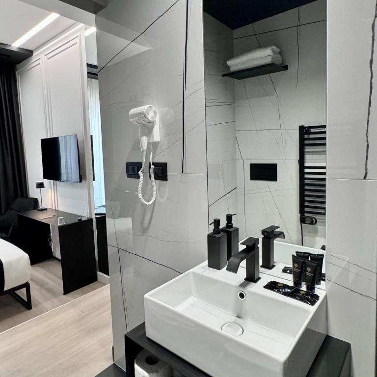 Gallerie Boutique Rooms - Double Room with Private Bathroom - 15