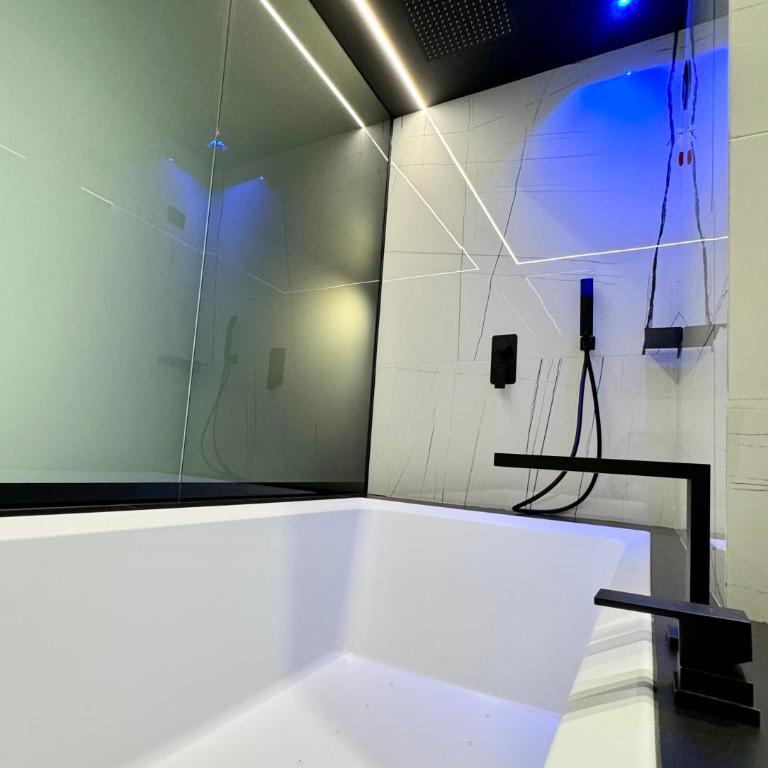 Gallerie Boutique Rooms - Deluxe Double Room with Bath - 6