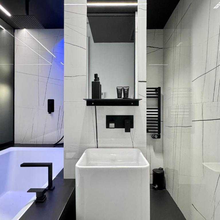 Gallerie Boutique Rooms - Deluxe Double Room with Bath - 5