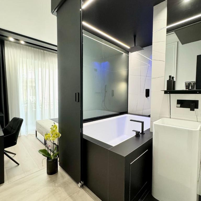 Gallerie Boutique Rooms - Deluxe Double Room with Bath - 1