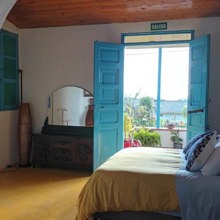 Buriti EcoH RNT56521, via Termales Santa Rosa de Cabal - Habitación con cama grande y vistas al jardín - 8