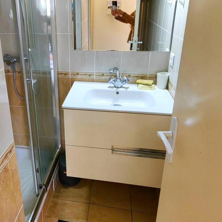 T2 pour 4 pers, jardin, parking privé, à 100m de la mer - FR-1-607-190 - Appartement - 9