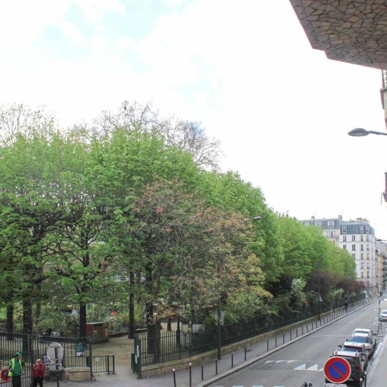 Spacious family nest facing Square des Épinette - Appartement - 33