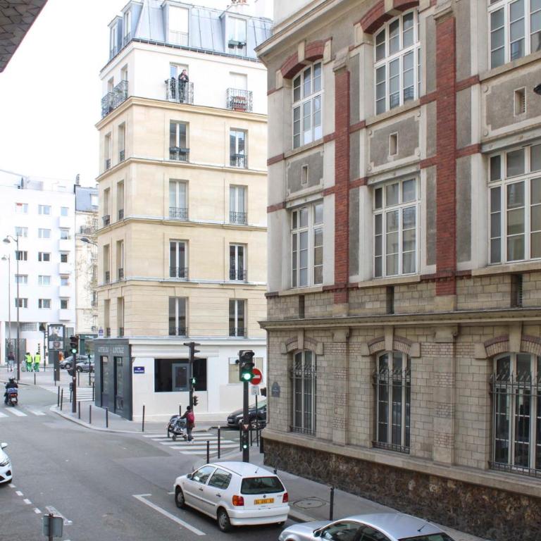 Spacious family nest facing Square des Épinette - Appartement - 34